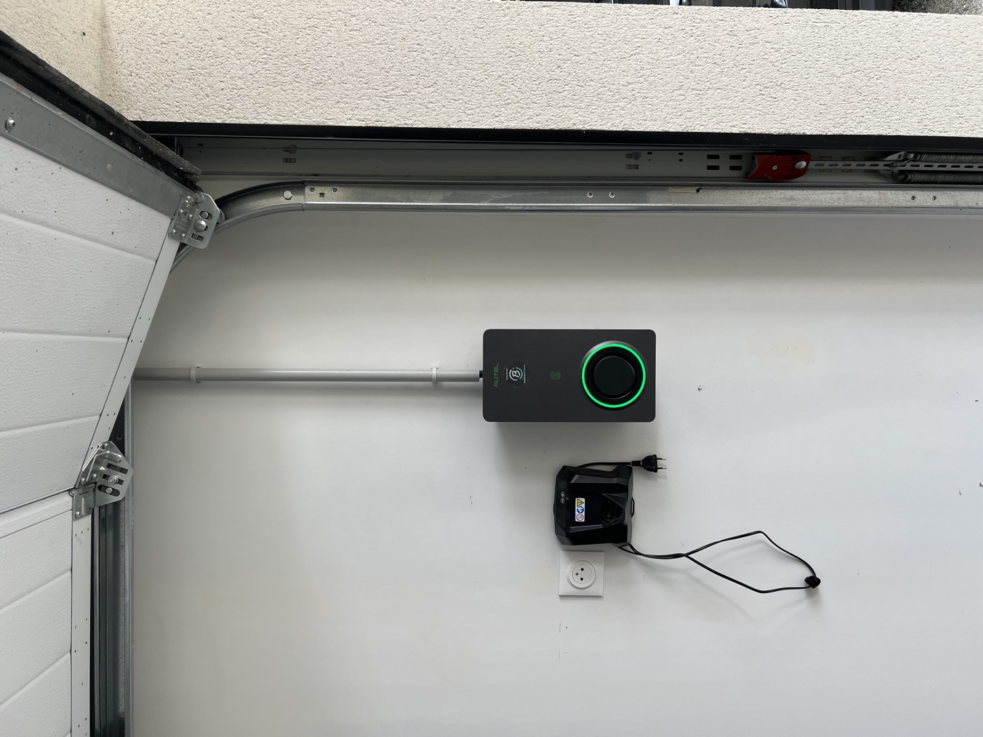 Installation d'une borne de recharge dans un garage à Pompignac, Gironde