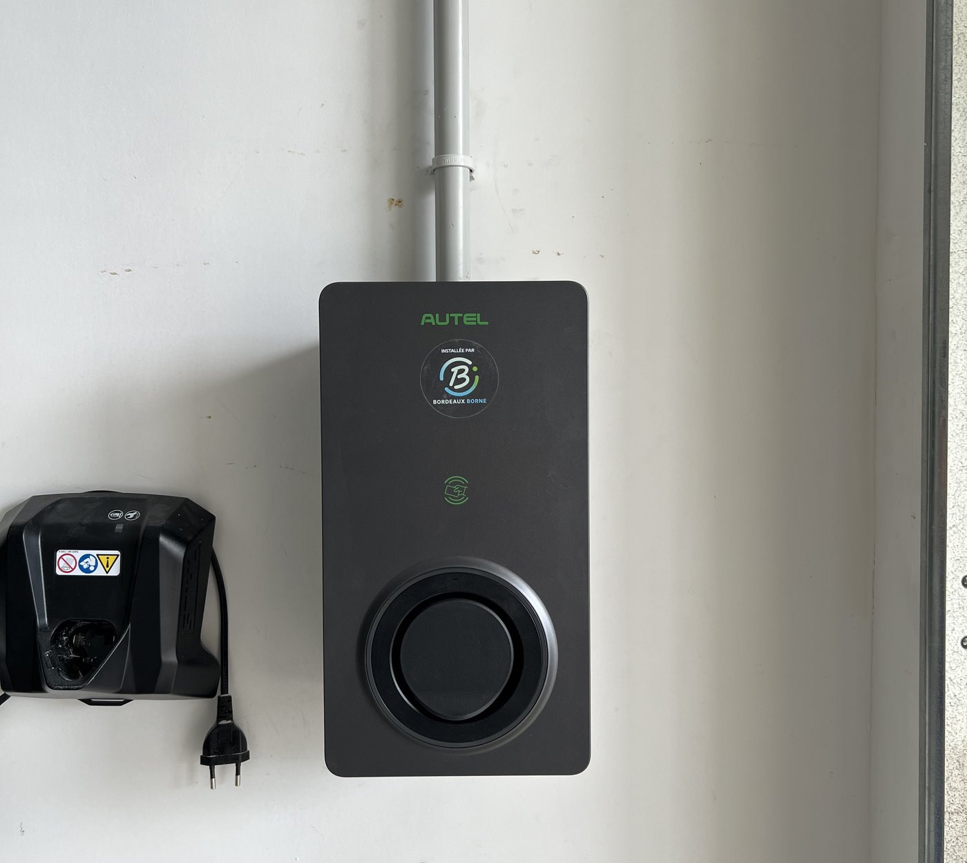 Borne de recharge Autel installée par Bordeaux Borne en environnement professionnel